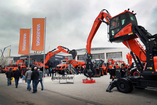 두산인프라코어가 지난 4월 뮌헨서 열린 세계최대 건설기계 전시회 '바우마'에서 최신 제품들을 선보였다.    두산인프라코어 제공